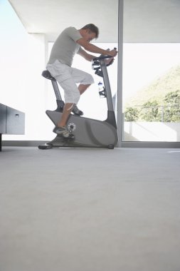 Adam egzersiz bisiklet üzerinde