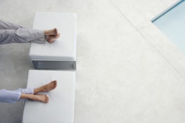 ayak tabure yüzme havuzunun yanında ayakta