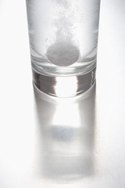 su bir bardak içinde eriyen tablet