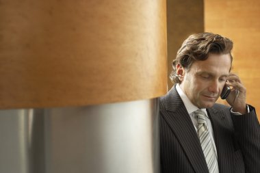 Cep telefonu kullanan iş adamı