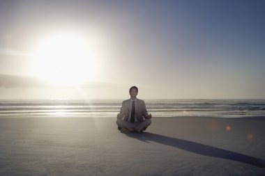 İşadamı meditasyon yapıyor