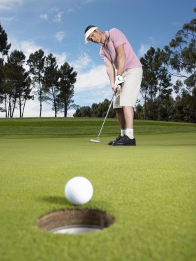 golfçü koyarak