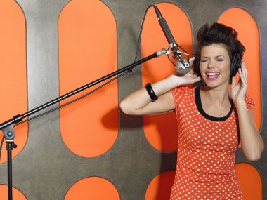 Şarkı söyleyen genç kadın