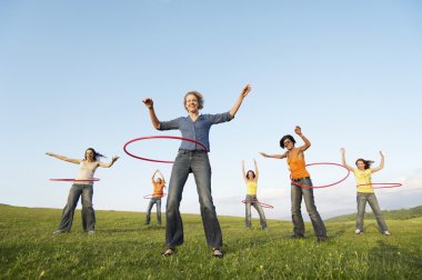 genç kadın yetişkin hula hoops ile