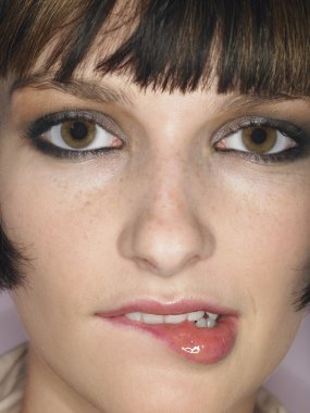 dudak ısırma kadın