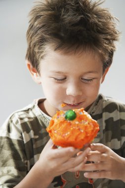 çörek yiyen çocuk