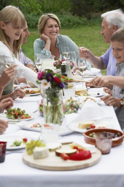 Bahçede yemek aile