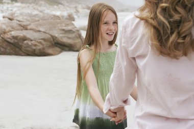 Anne ile kızı plajda