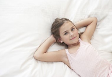 kızı yatağa uzanmış