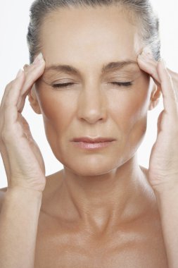 kadın alnına parmaklarıyla