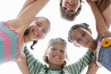 bir daire içinde huddling çocuk