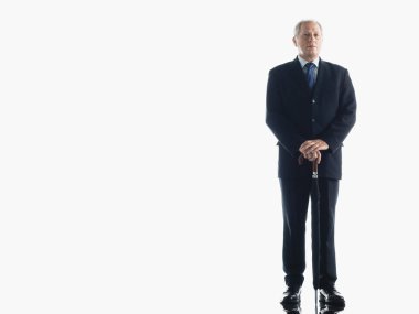 şemsiye eğilerek işadamı