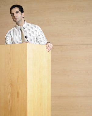 podyumda konuşan işadamı
