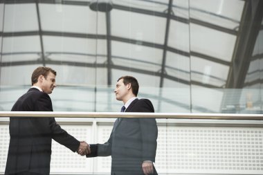 İş adamları el sıkışıyor