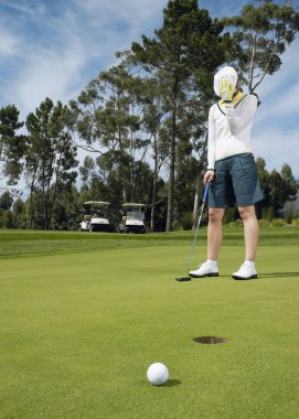 Yeşil koyarak üzerinde hayal kırıklığına golfçü