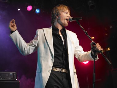 pop şarkıcısı gerçekleştirme