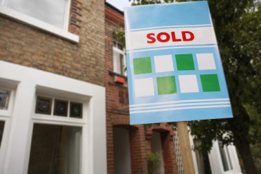 evin önünde iz sattı