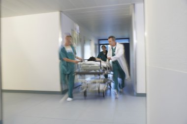 Doktorlar çalışan sedyeye hasta