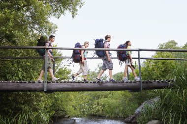 ormanda backpacking gençler