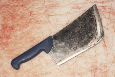 lekeli tezgah üzerinde kanlı balta