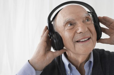 Müzik dinleyen adam.