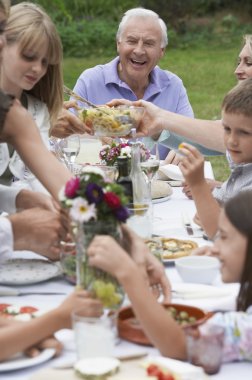 multigenerational aile bahçesinde yemek