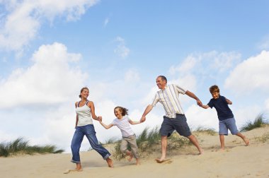 plajda çalışan aile