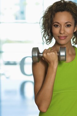Dumbbell kullanan kadın