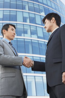 İş adamları el sıkışıyor