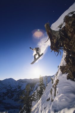 dağ çıkıntının atlama snowboarder