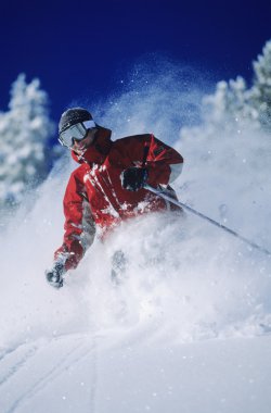 Toz karda kayakçı