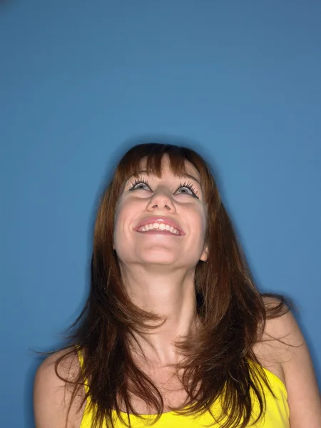 Menina no estúdio olhando para cima — Fotografia de Stock