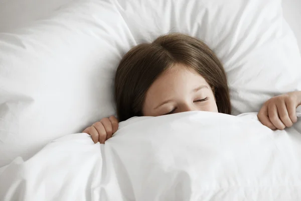 Niña en la cama —  Fotos de Stock