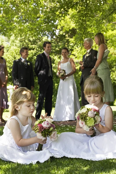 Menina flor e festa de casamento — Fotografia de Stock