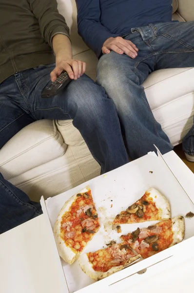 Halv ätit pizza i rutan — Stockfoto