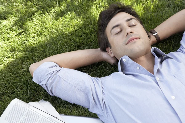 Man som ligger på gräs — Stockfoto