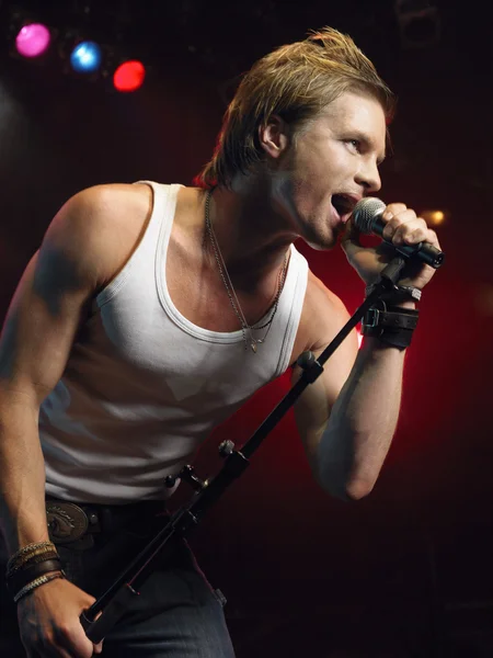 Man Singing into microphone — Stock Photo, Image