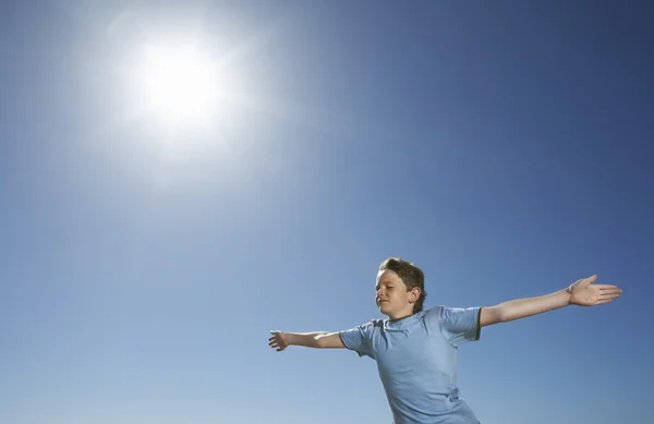 Ragazzo con le braccia tese — Foto Stock