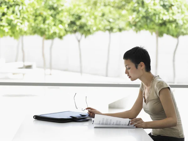 Femme d'affaires assise au bureau — Photo