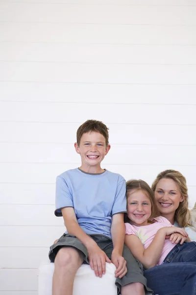 Mutter mit Kindern sitzend — Stockfoto