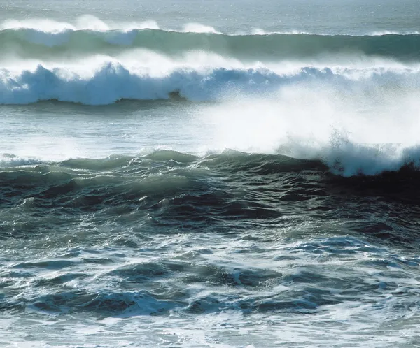 Ondas Bater perto da costa — Fotografia de Stock