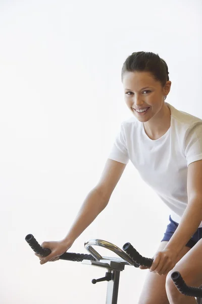 Femme utilisant vélo d'appartement — Photo