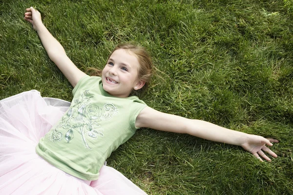 Girl lying on grass — Stock Photo, Image