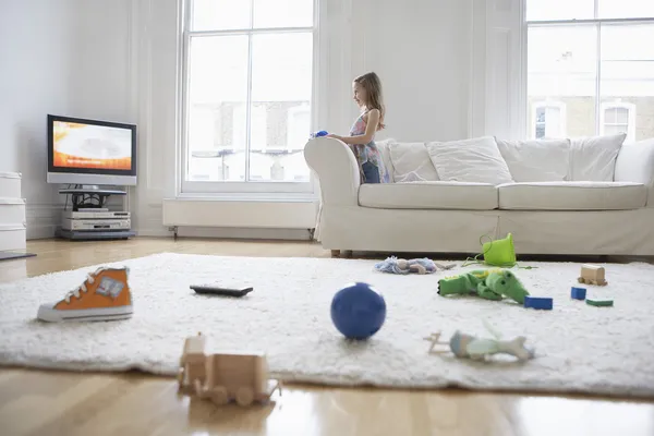 Girl  watching television — Stock Photo, Image