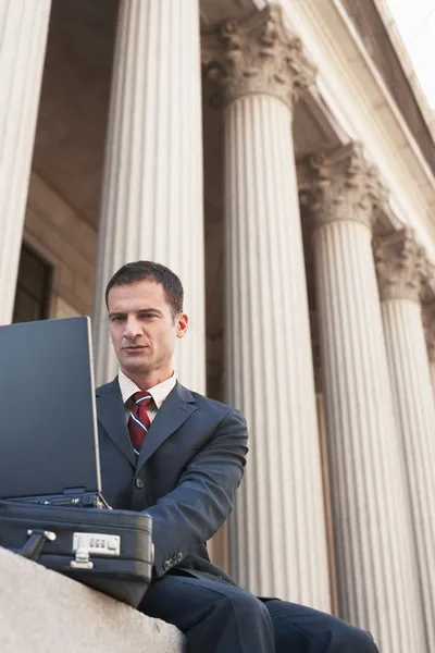 Avvocato che utilizza laptop — Foto Stock