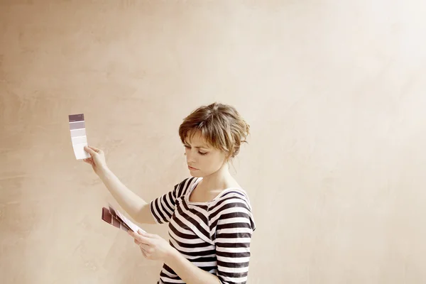 Woman Comparing Paint Color Samples — Stock Photo, Image