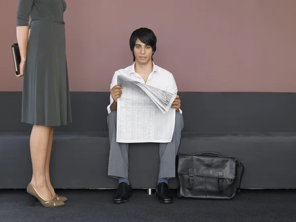 Empresário lendo jornal — Fotografia de Stock