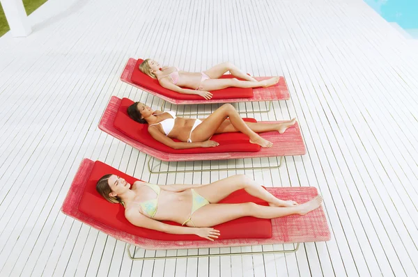 Mujeres tomando el sol — Foto de Stock