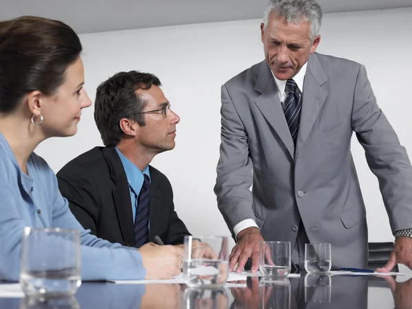 Empresario en sala de reuniones —  Fotos de Stock