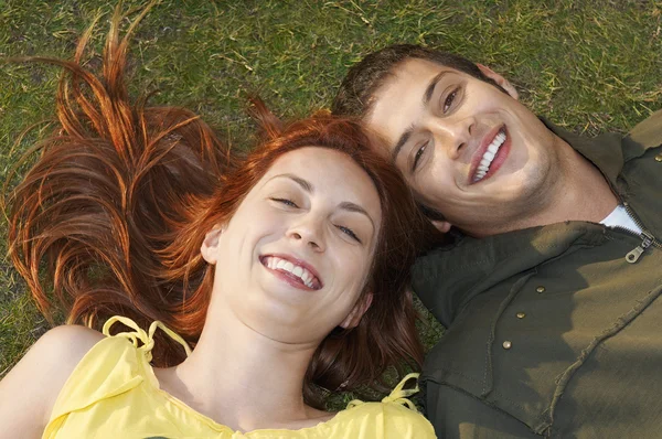 Couple couché sur l'herbe — Photo